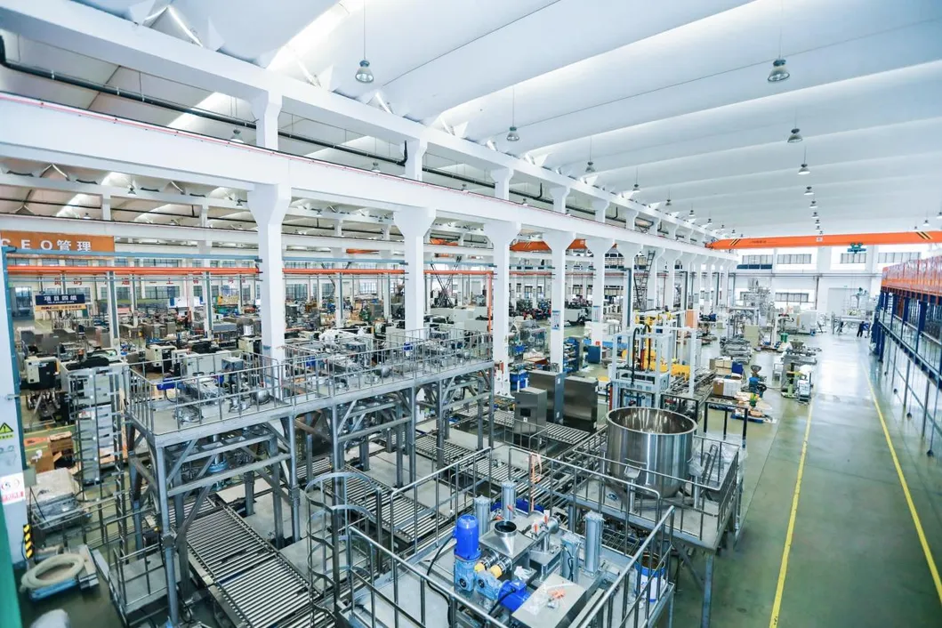 آلة تعبئة مواد التشحيم الكيميائية المؤتمتة للصناعة 9